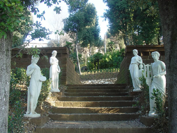 Tuscany statues Theatre path in Chianti