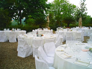 Tables under a centenary tree in Tuscany for a wedding in Chianti