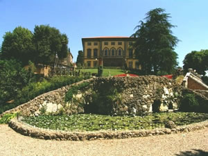 La facciata della villa di Monaciano vista dal Giardino